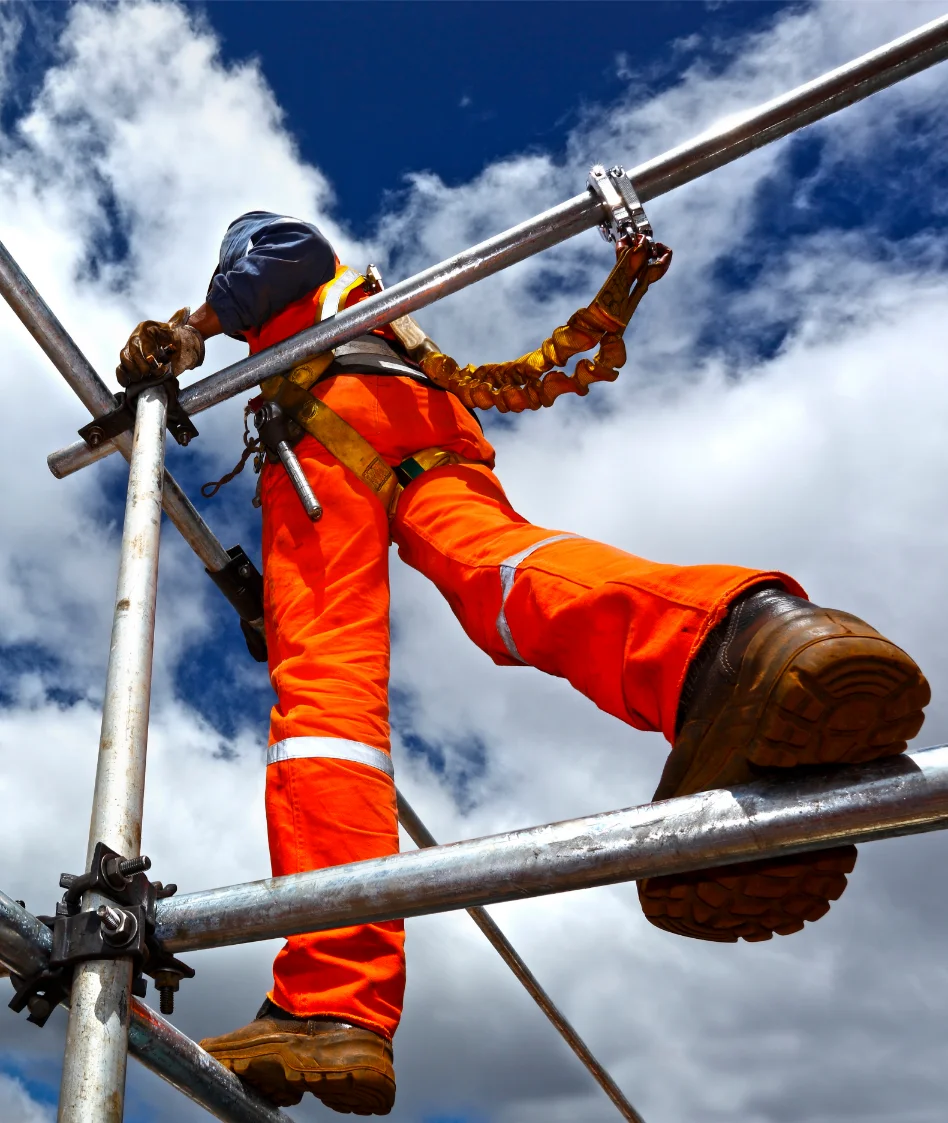 un stagiaire dans le centre BFS entrain pratiquer durant sa formation de travail en hauteur dans le centre de formation en santé et sécurité au travail en bretagne et Pays de la Loire