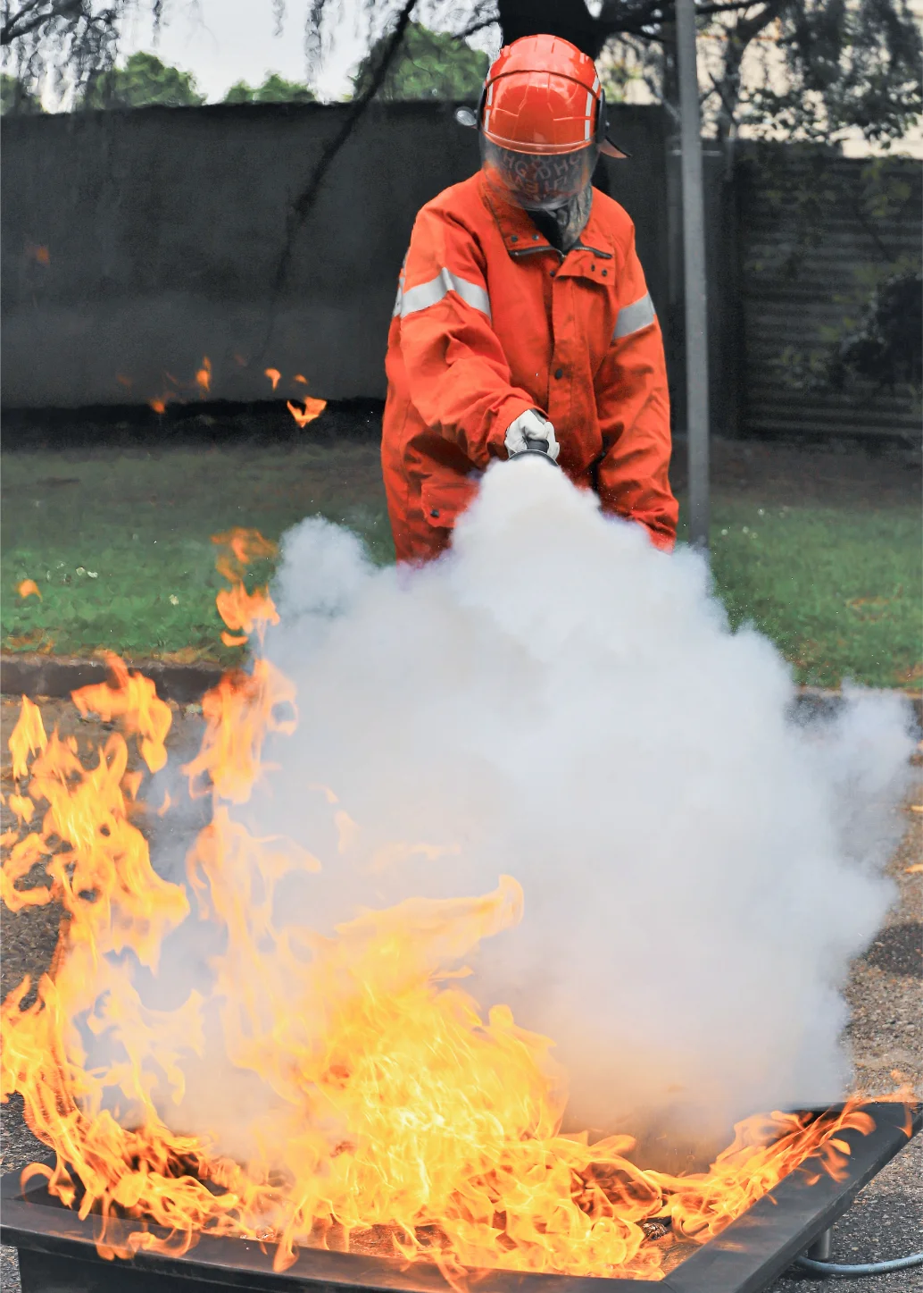 Une stagiaire entrain de pratiquer les acquis de la formation incendie donné par le centre de formation en santé et sécurité au travail en bretagne et Pays de la Loire -BFS