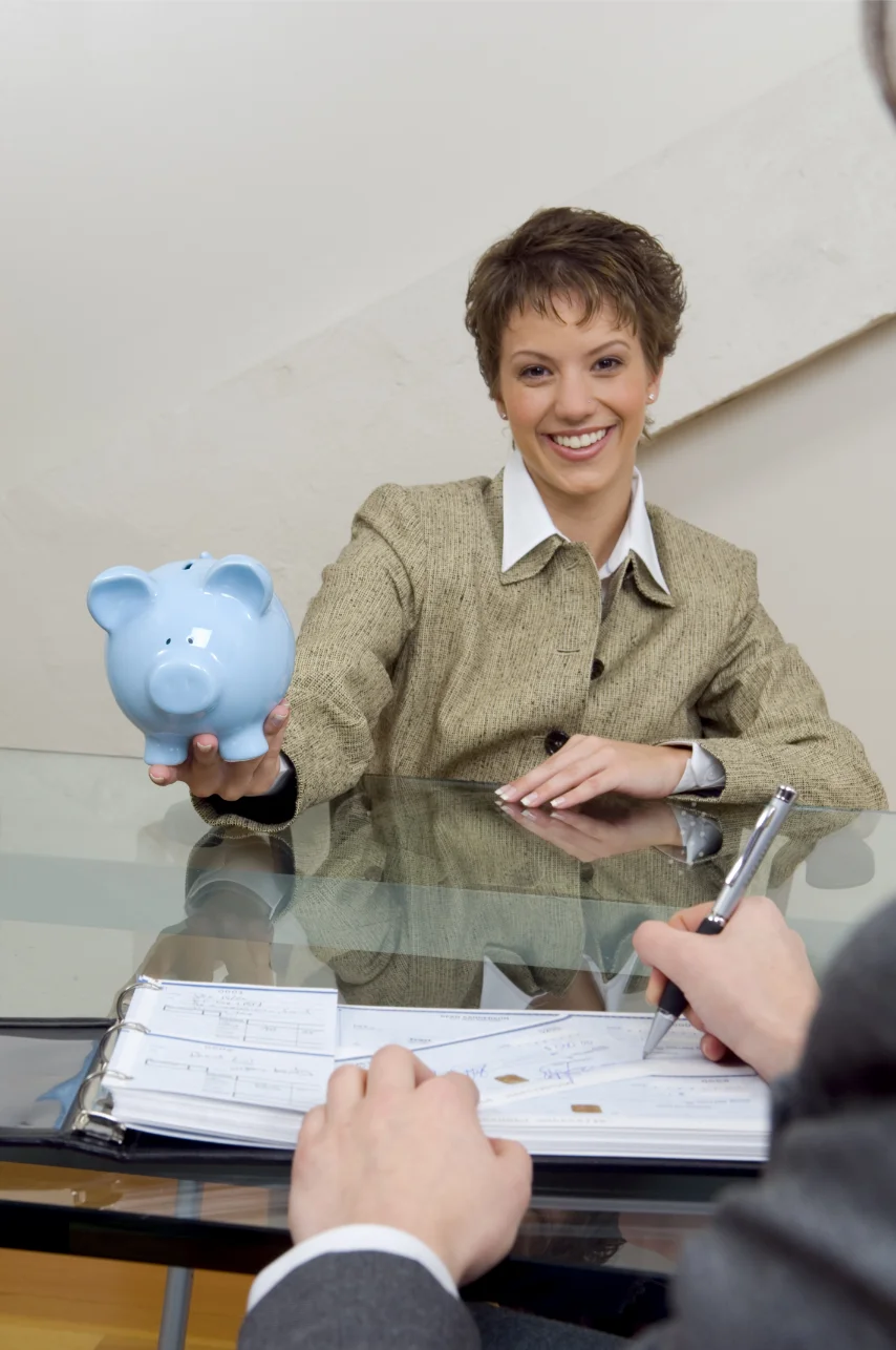 Une femme qui représente un organisme de financement entrain d'offrir de l'aide financier pour se former chez BFS - centre de formation en santé et sécurité au travail en bretagne et Pays de la Loire -BFS