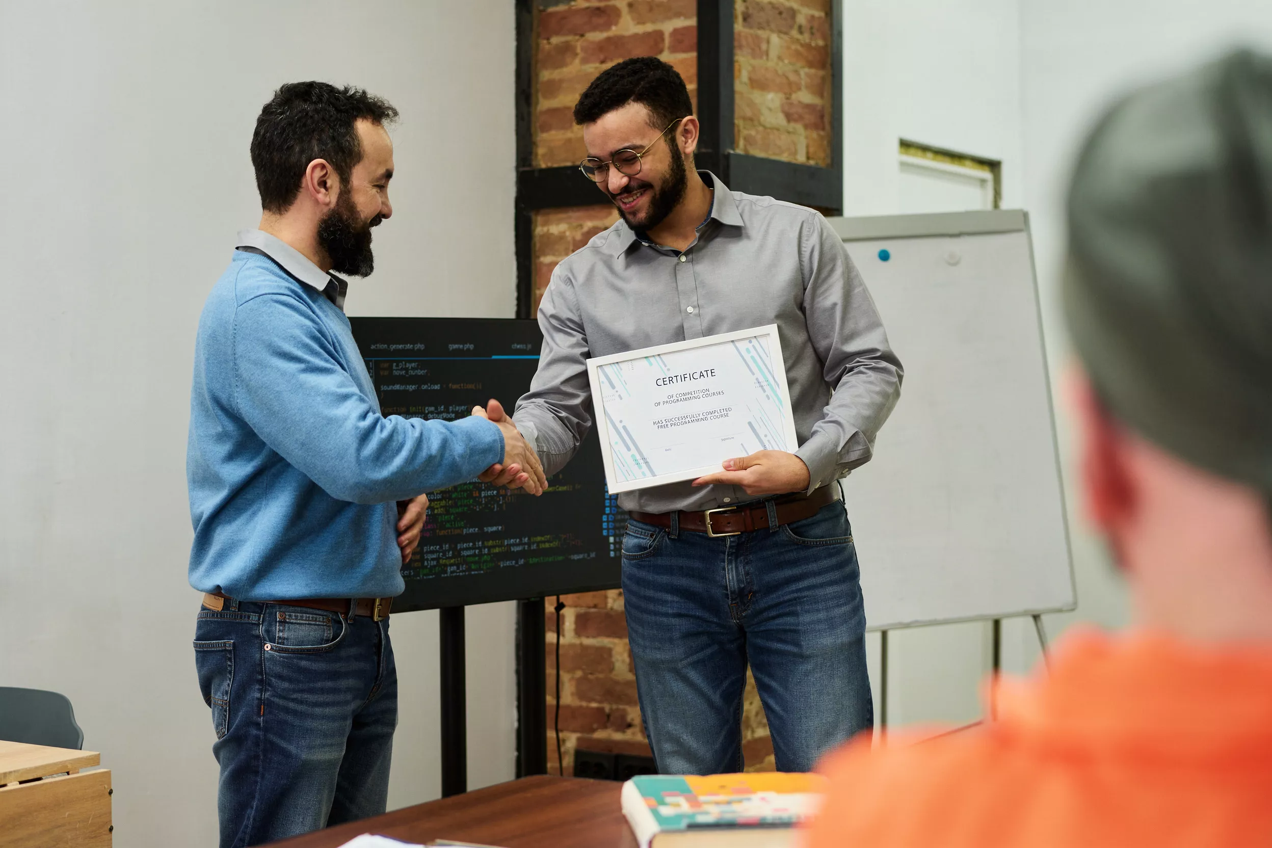 un formateur entrain de féliciter un stagiaire après l'obtention de son certificat chez centre BFS - un centre de formation en santé et sécurité au travail en bretagne et Pays de la Loire